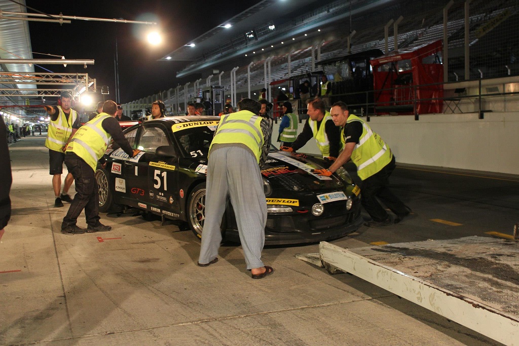 LV Motorsports Porsche skubbes ind i garagen